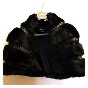 BEBE// FAUX FUR CAPE